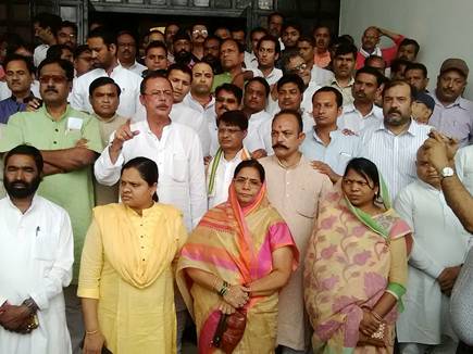  कांग्रेस विधायक गिरफ्तार