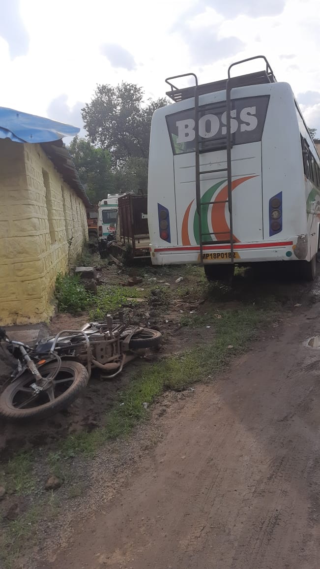 dindori, Speeding bus ,crushes bike riders