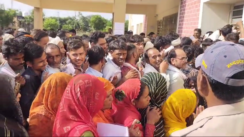 shivpuri, Fight for fertilizer, farmers started  