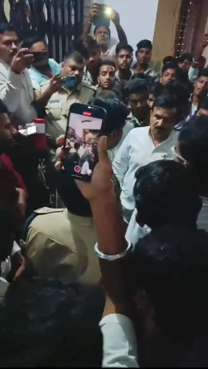 rajgarh, Police station surrounded , young man