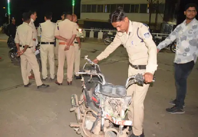 satna,   head constable,   two bikes 