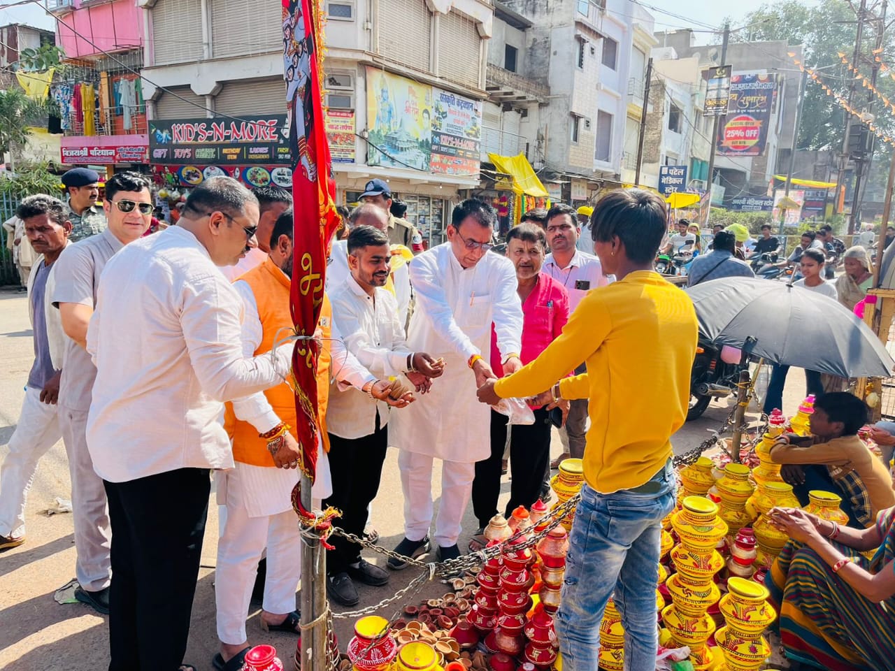 rajgarh, Minister of State ,purchasing earthen lamps