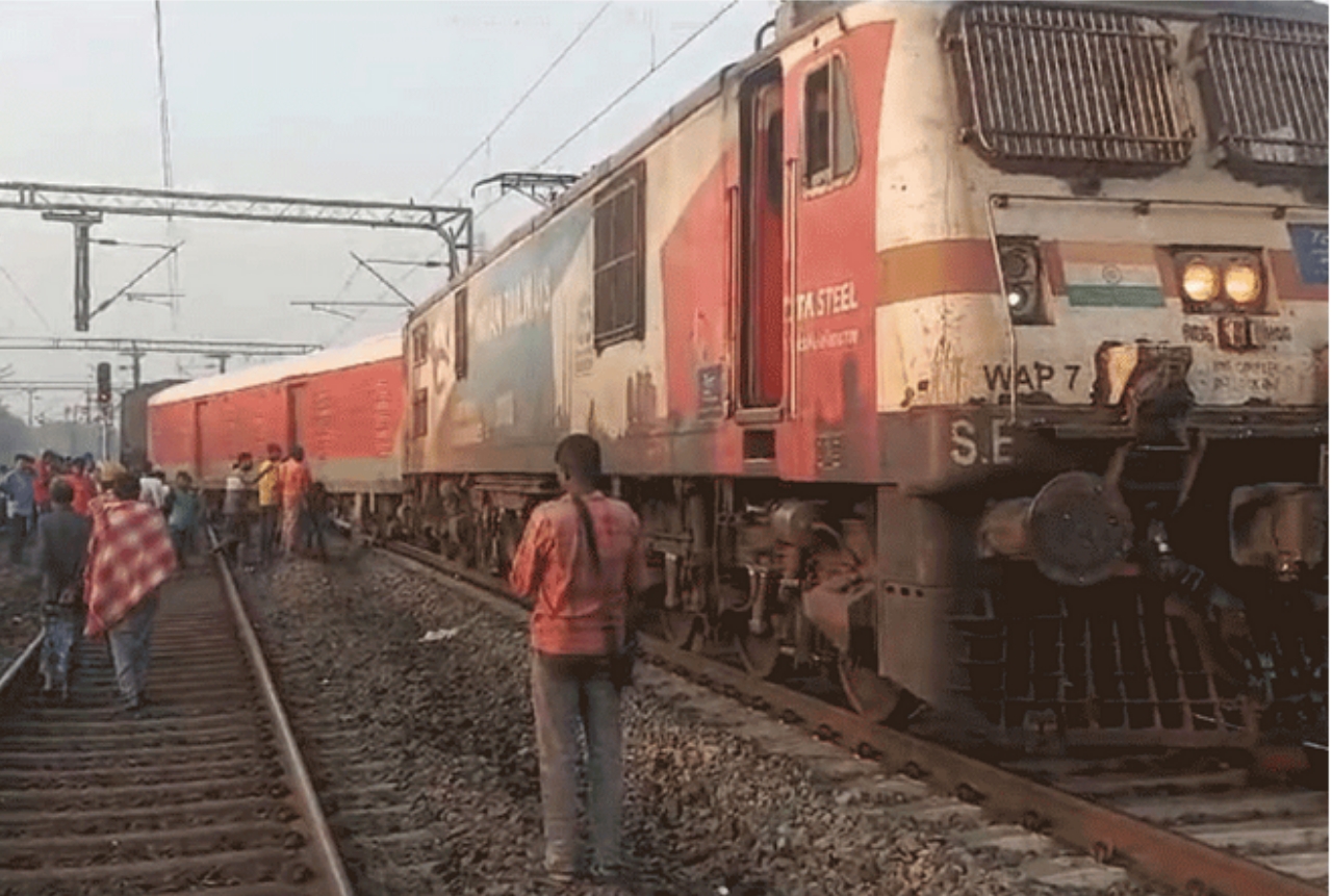 kolkata, Three coaches ,passenger train derailed 
