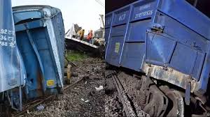 hydrabad, 11 coaches ,goods train derail  