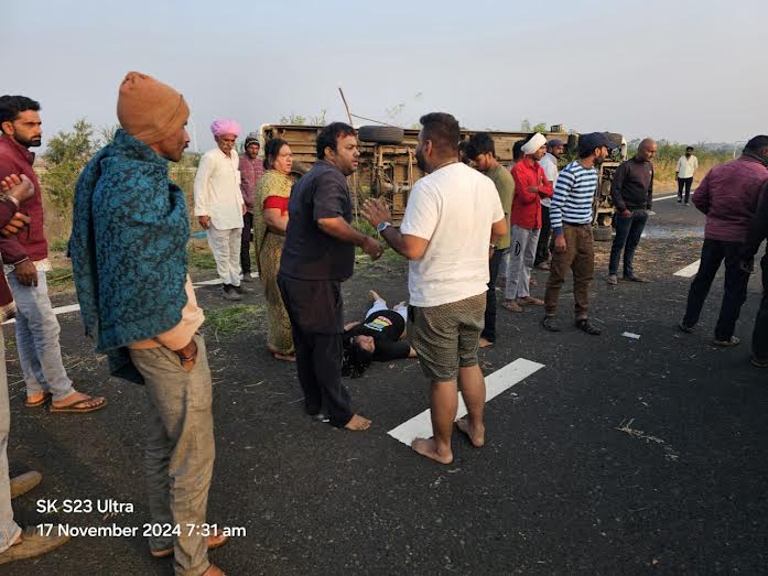 mandsour, Traveler overturns , Mandsaur Expressway 
