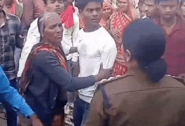tikamgarh, Young man ,slapped female TI
