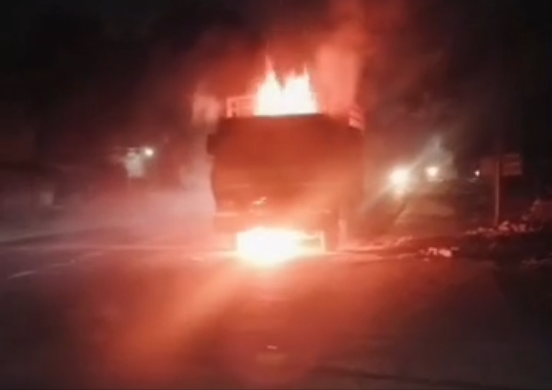 jabalpur,  truck parked , suddenly caught fire 
