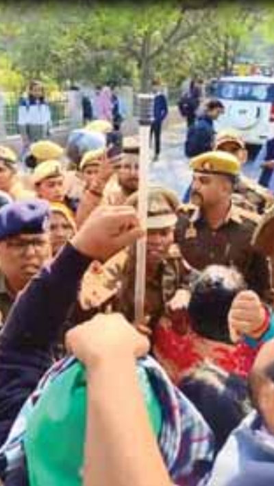 noida, Hundreds of farmers, marching towards  