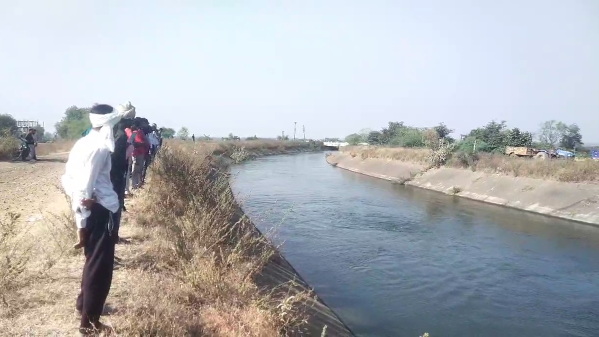 khandwa, Mother and daughter , scooty in Omkareshwar