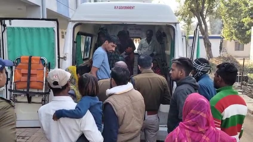 jabalpur, Pickup carrying workers, overturned