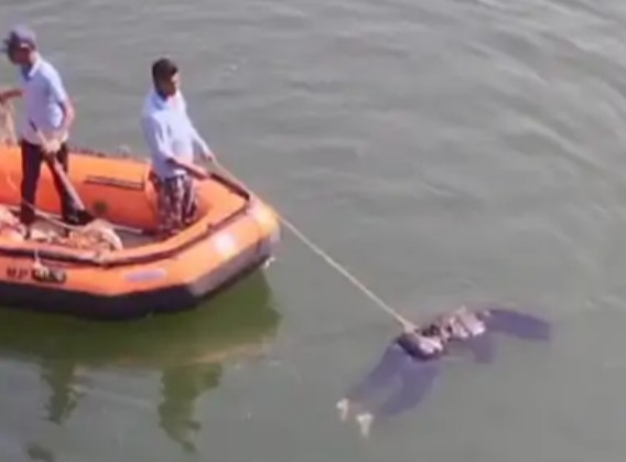 jabalpur,  young man and woman, canal