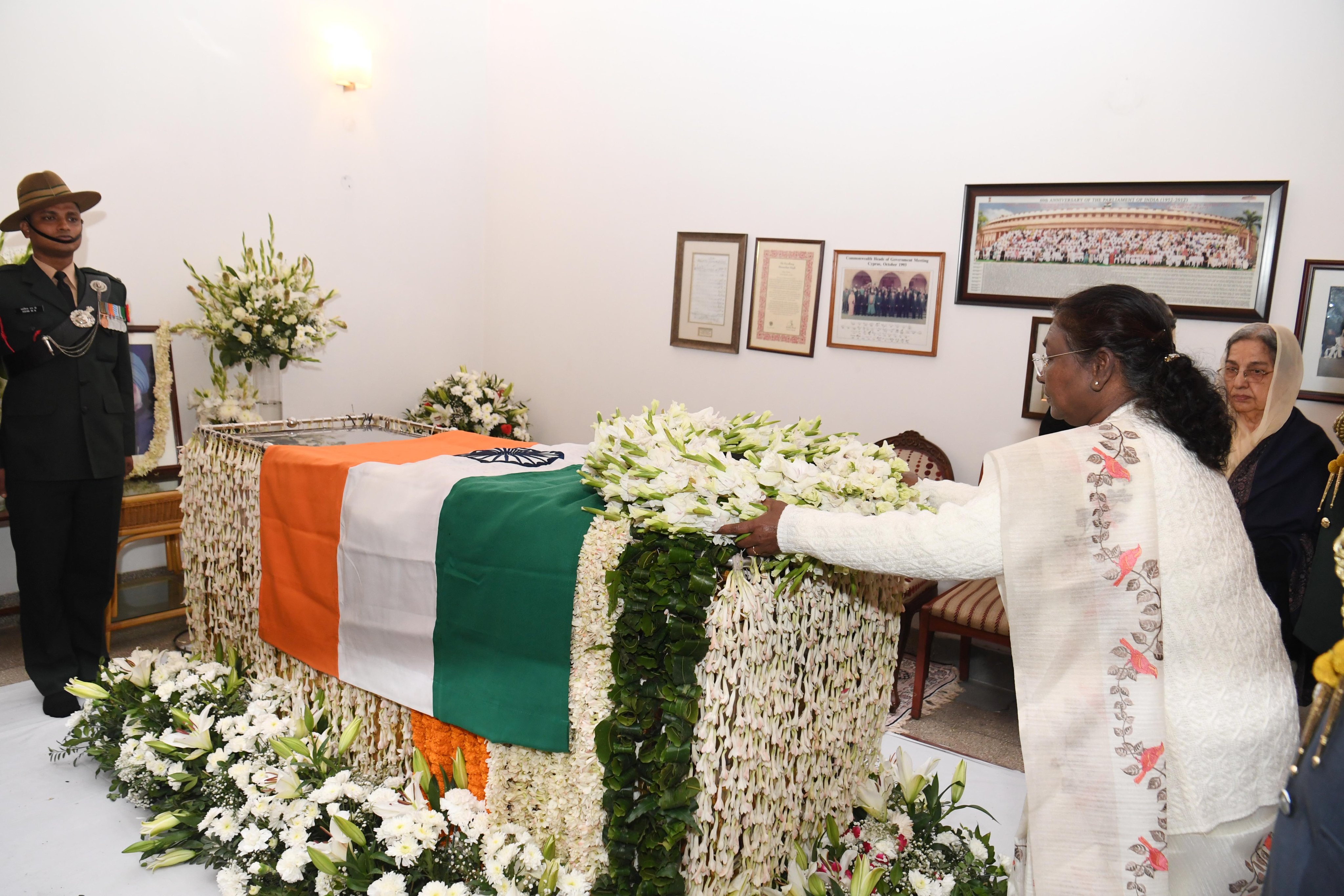 new delhi, President, Vice President ,paid tribute