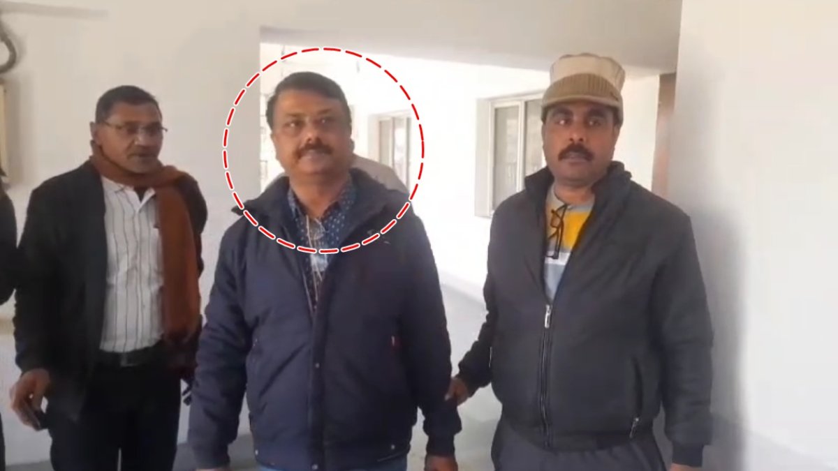 satna, EOW team , RI red handed  