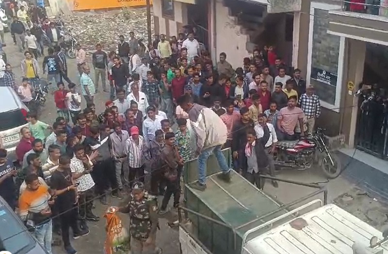 indore, Leopard entered Devguradia, jumped from the roof