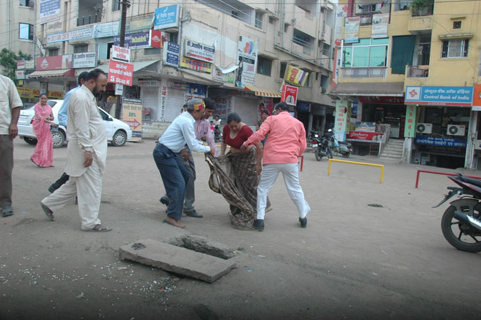 मांडवी बाल-बाल बची जलते-जलते