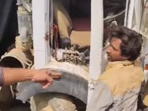 satna,   speeding truck , roadside house