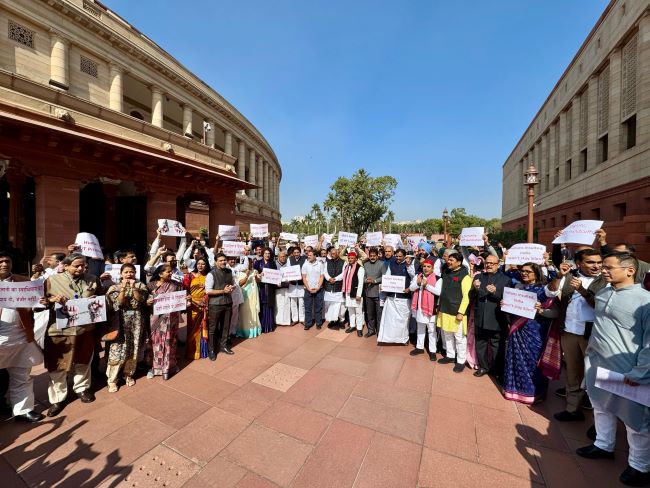 new delhi, Opposition protests, Parliament premises  