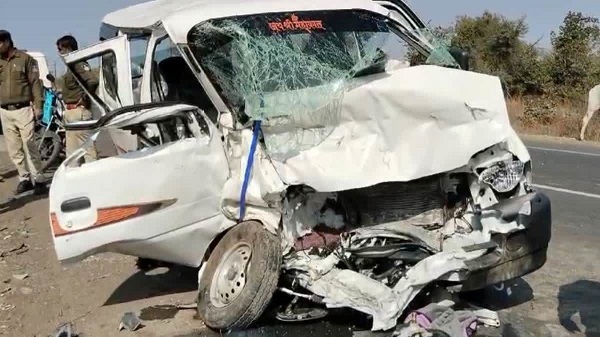 agarmalwa, Two killed,truck-car collision