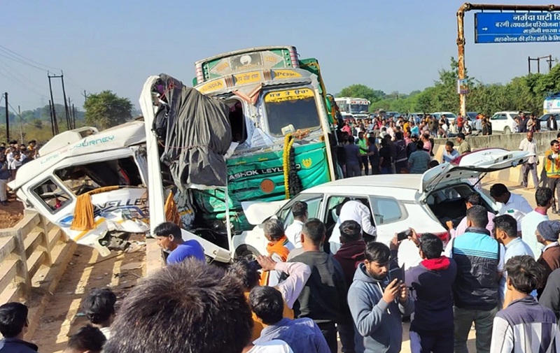 jabalpur,  truck hit a bus , seven devotees died