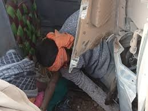 seopur,  dumper overturned, save a car  