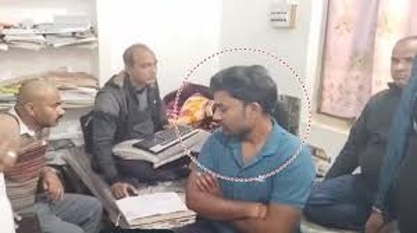 shivpuri, Two Patwaris arrested, red handed  