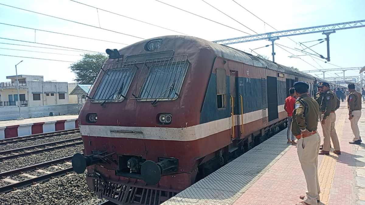 ratlam,   engine got separated ,moving train