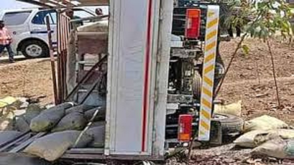 sehdol,   pickup vehicle , being crushed