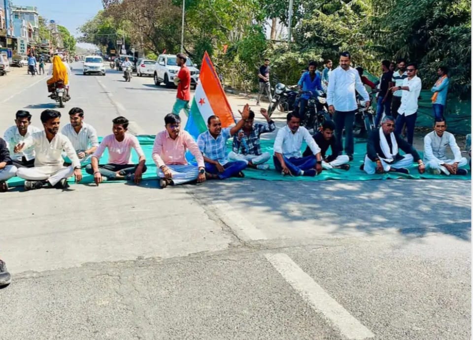 rajgarh, NSUI protested , blocking the roads  