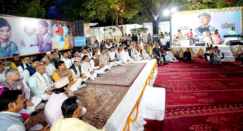 bhopal, Chief Minister, paid floral tribute 