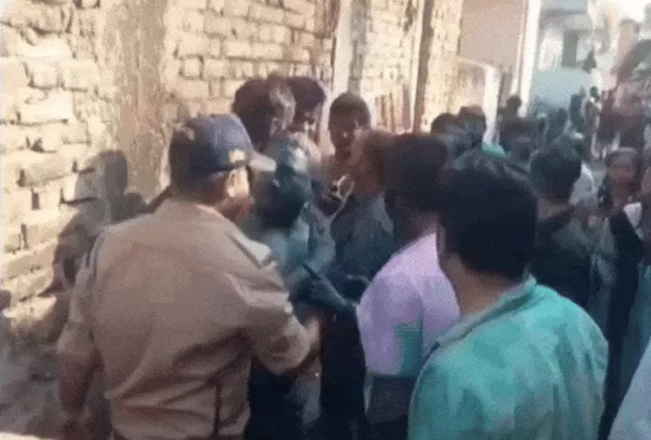 rewa, Two policemen , hostage and beaten