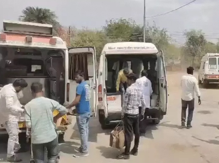 nimadi,   tractor-trolley , devotees overturned 