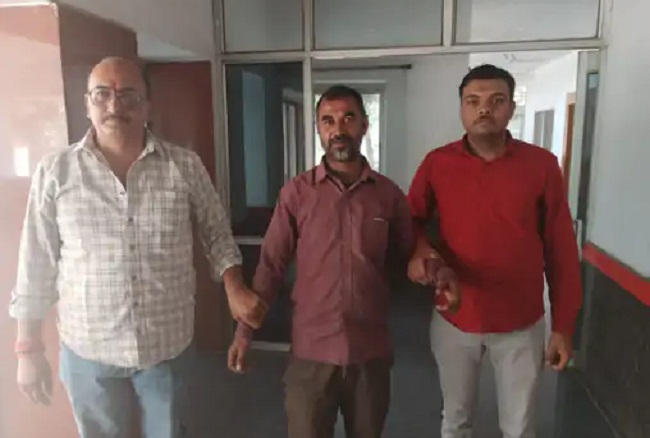 satna, Employment assistant ,d taking a bribe  