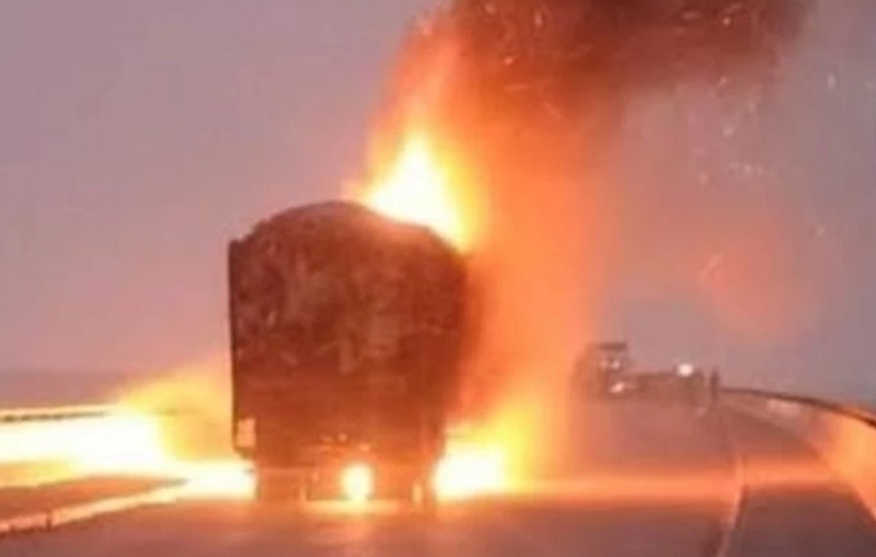 ratlam,   cars caught fire,Mhow-Neemuch highway