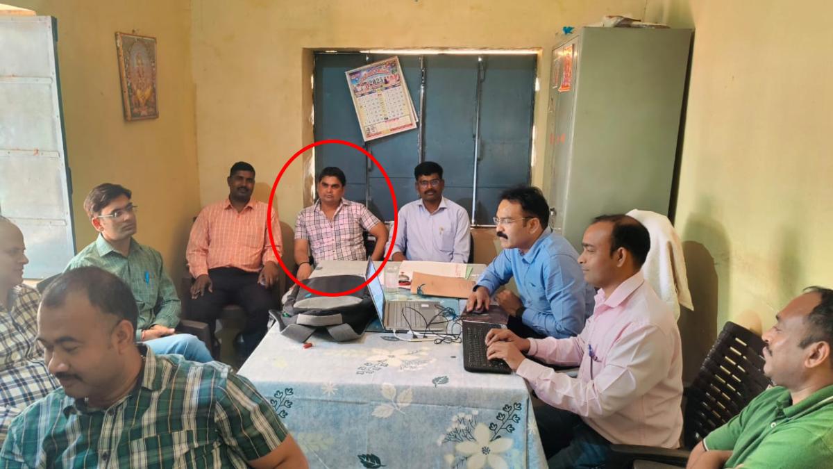 ashoknagar,Assistant Mandi ,arrested red handed  