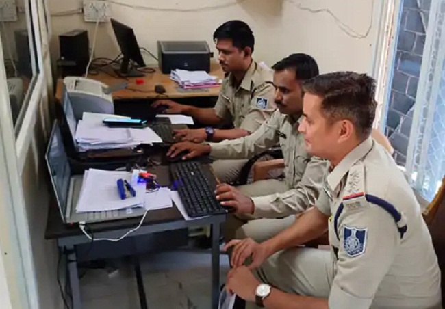 dhar,Fraud  one crore , share trading 