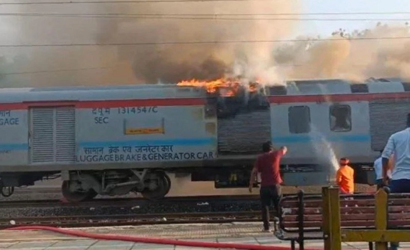 ujjain, Fire broke out,  generator coach 