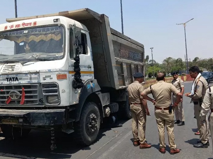 indore,  high speed dumper ,police constable  
