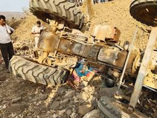 dindori,Husband and wife, tractor overturning  