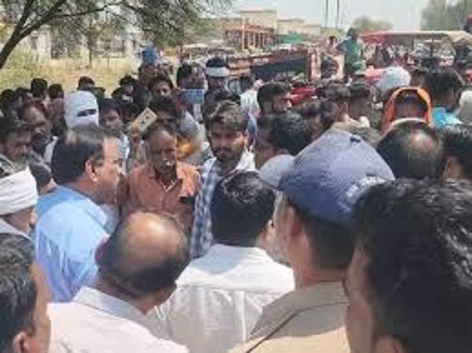 vidisha, Angry farmers protest , outside the market 