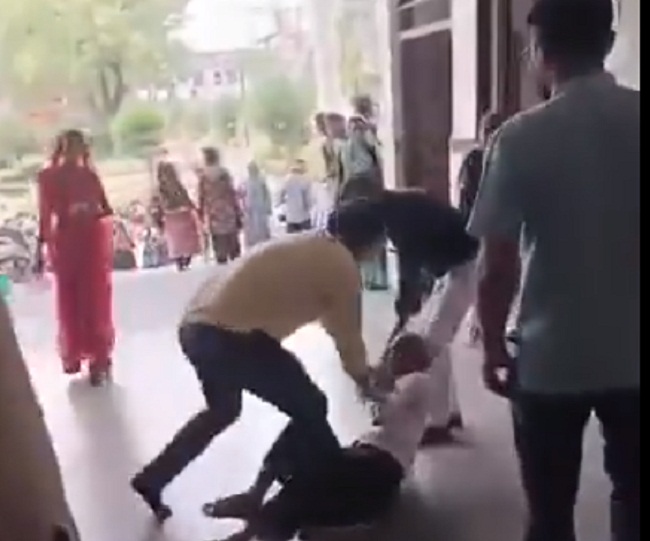 chatarpur,  doctor beat up , old man  