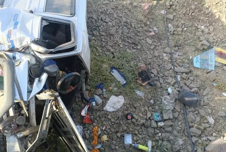  Raisen,   jeep collided  , killing six people