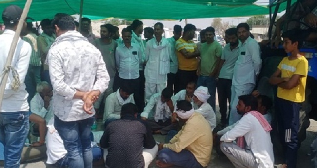 dewas, Bike rider,  farmer dies 