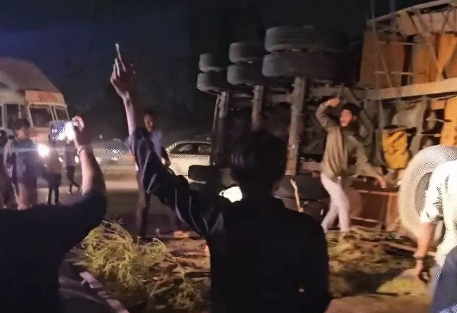 indore, Uncontrolled dumper,overturned on car, one dead