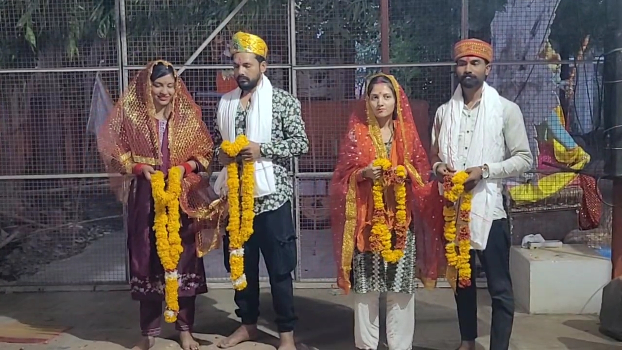 khandwa, Two Muslim girls, orthodoxy