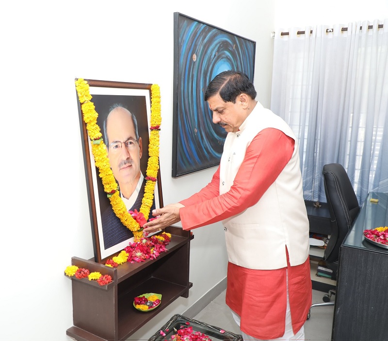 bhopal,   Chief Minister paid, floral tribute  