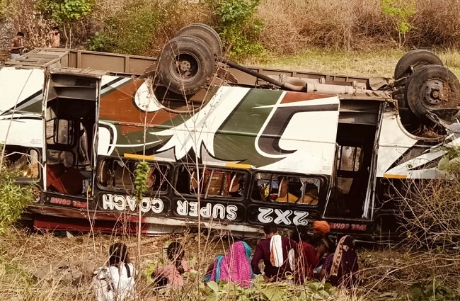 chindwara, bus full of baraatis  , two people died