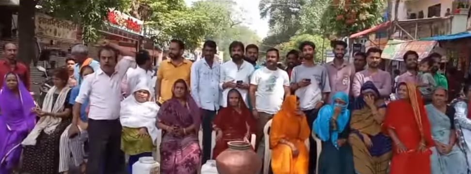 rajgarh, People came out , streets for water