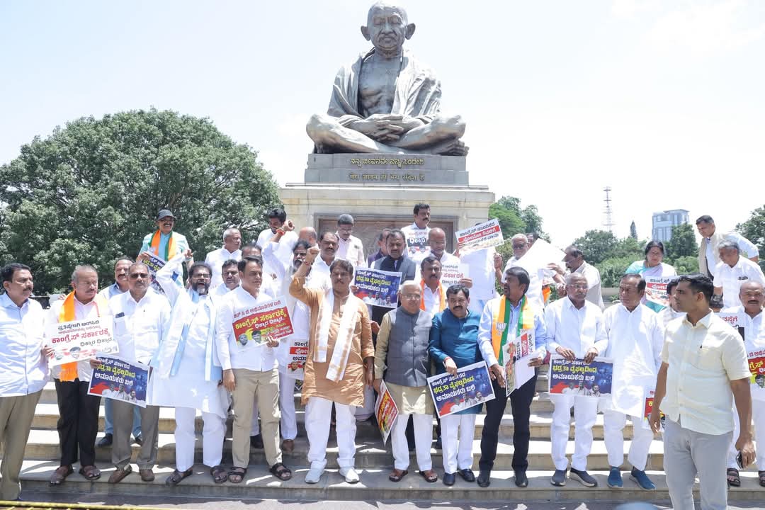bangluru,   BJP leaders protest, demand resignation 