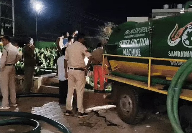 shivpuri, 15-year-old girl dies , sewer chamber