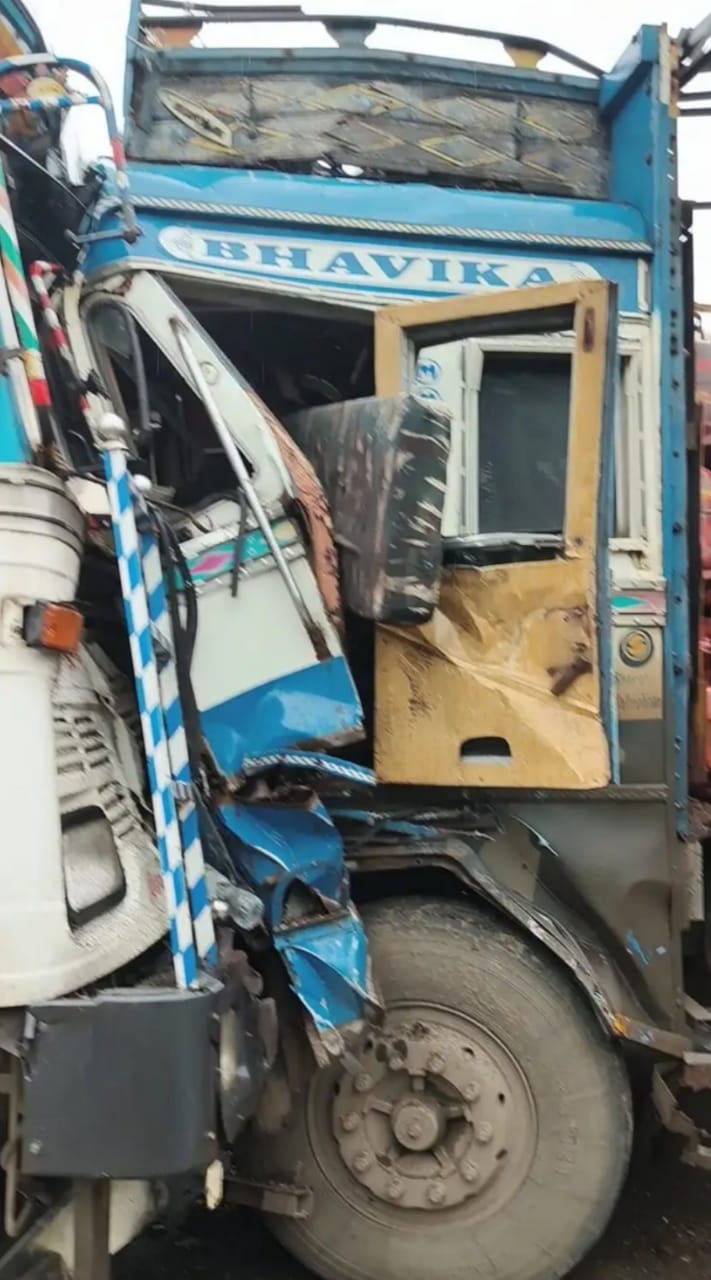 rajgarh, One killed , two trucks
